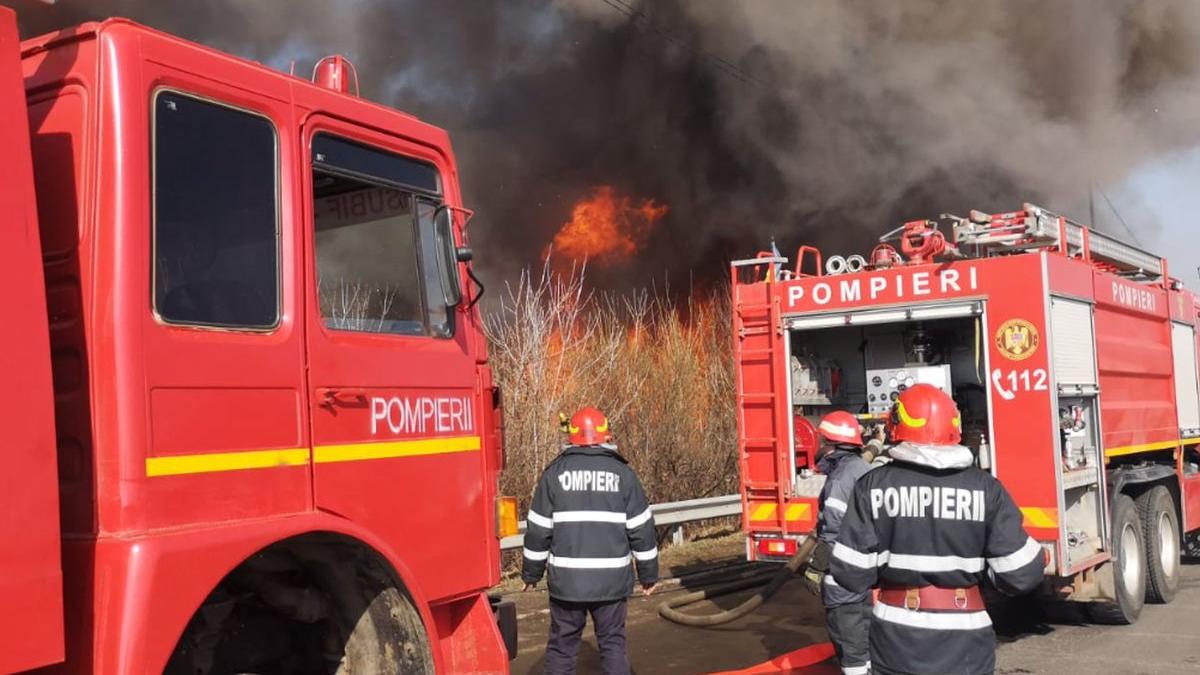 incendiu de vegetatie in vrancea mai multe case au fost cuprinse de flacari