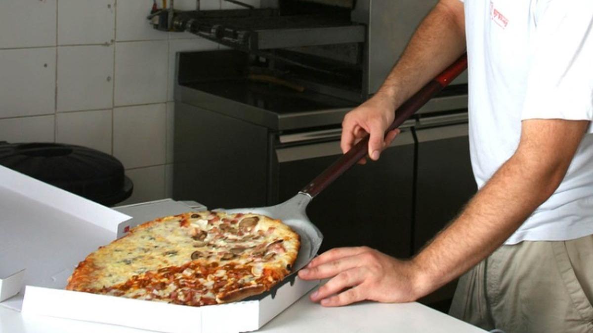 un minor din bucuresti a fost retinut dupa ce a comandat mancare la domiciliu si apoi a refuzat sa