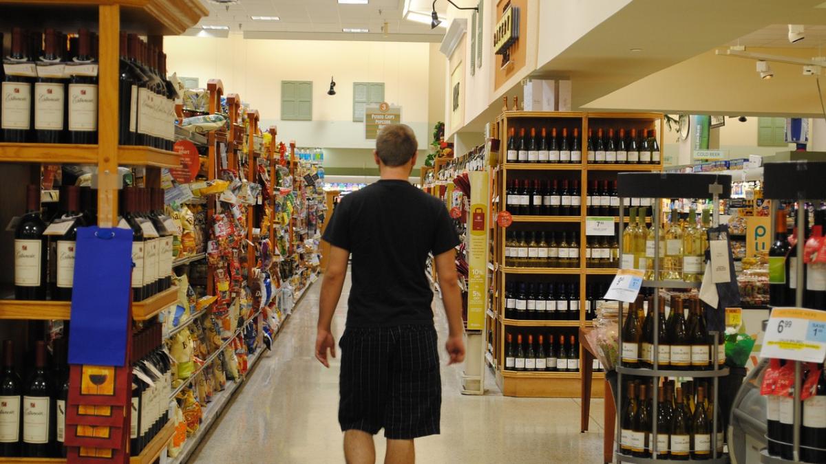 femeia venea zilnic in supermarketul din botosani dar nu cumpara nimic angajatiilor a inceput sa li