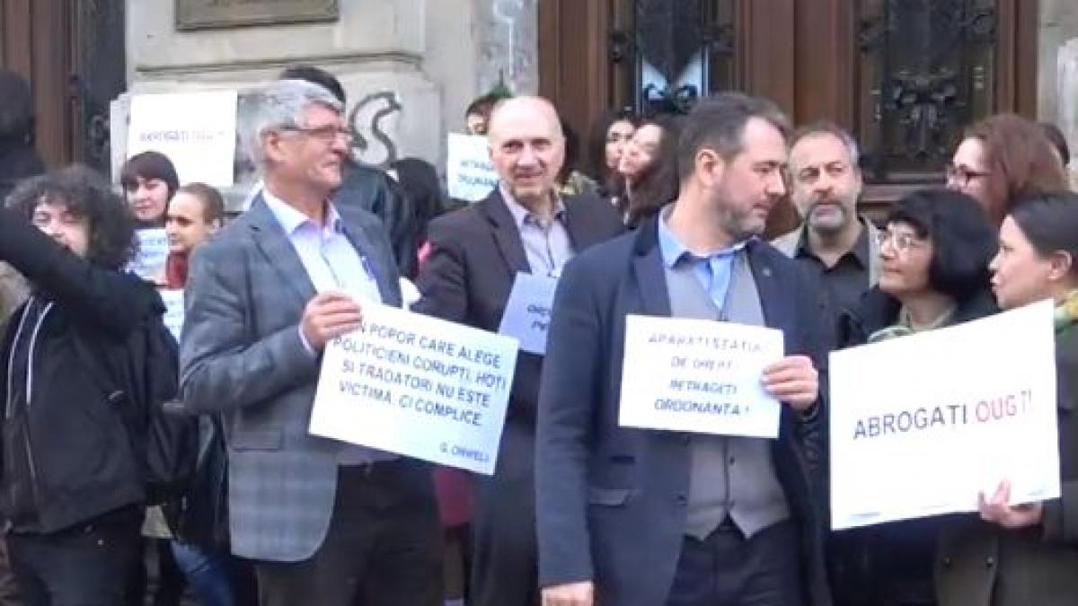 proteste in fata universitatii din bucuresti profesorii si studentii se alatura magistratilor