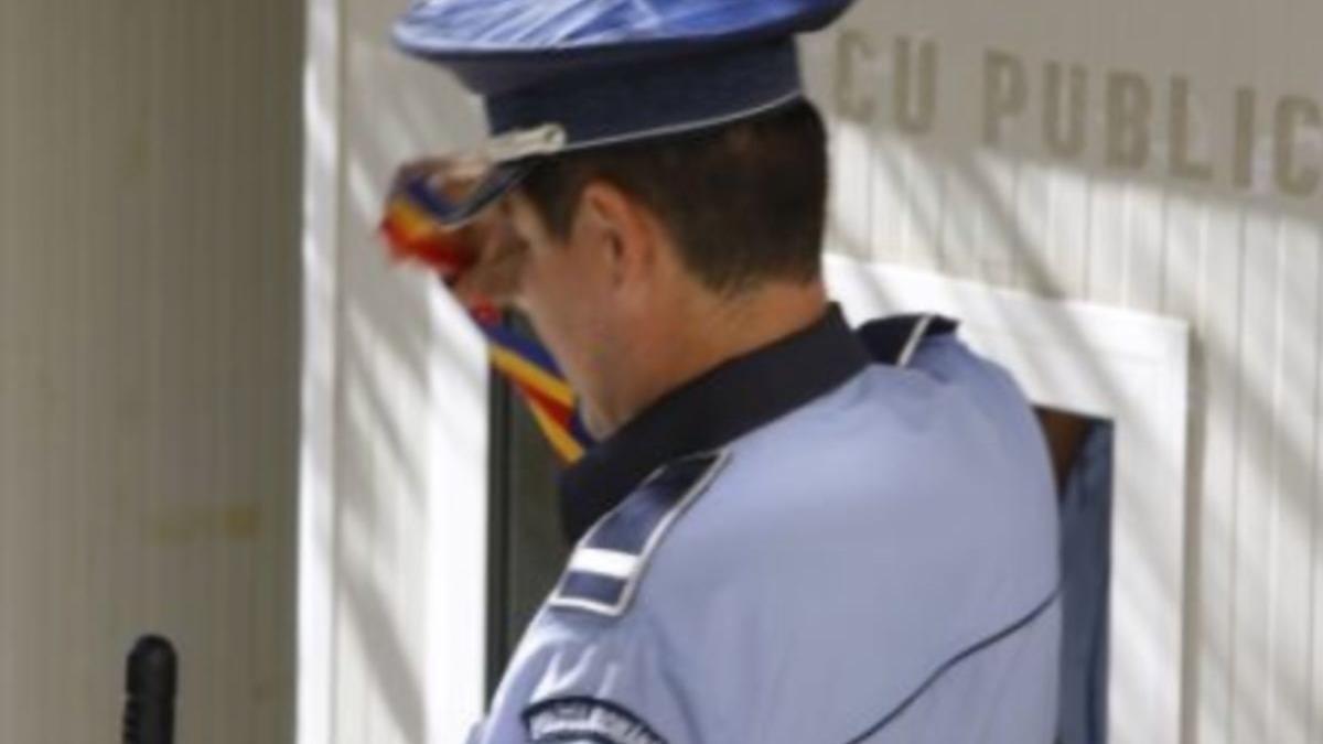 un politist a denuntat doua persoane care voiau sa i dea mita