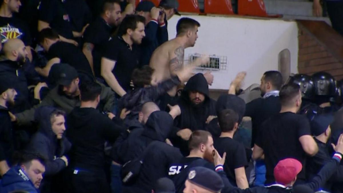 bataie generala intre fanii lui dinamo si ai stelei jandarmii au intervenit cu gaze lacrimogene