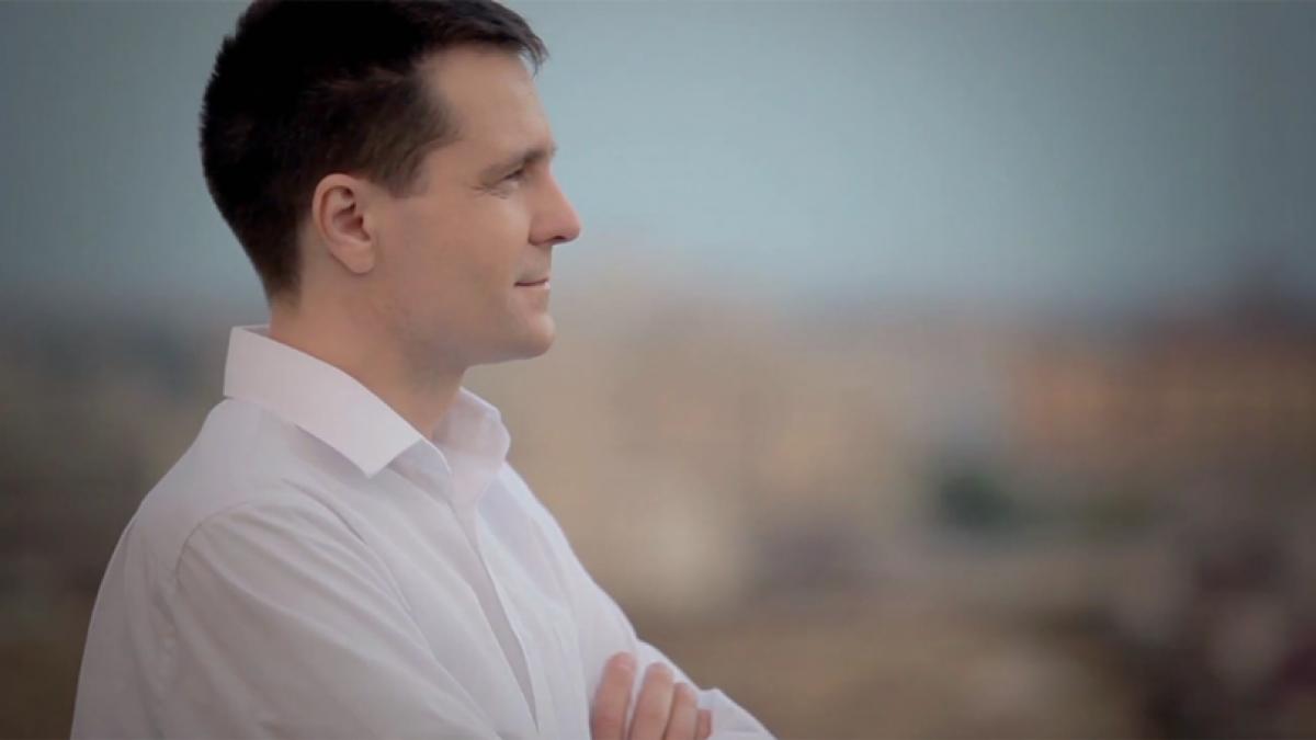 deputat usr omagiu conducatorului iubit nicusor dan a facut un gest care va ramane in istoria