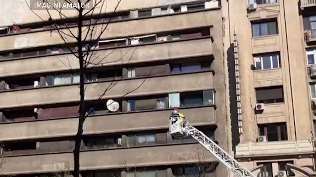 interventie de urgenta in centrul capitalei tencuiala unui bloc a cazut pe masinile de la semafor