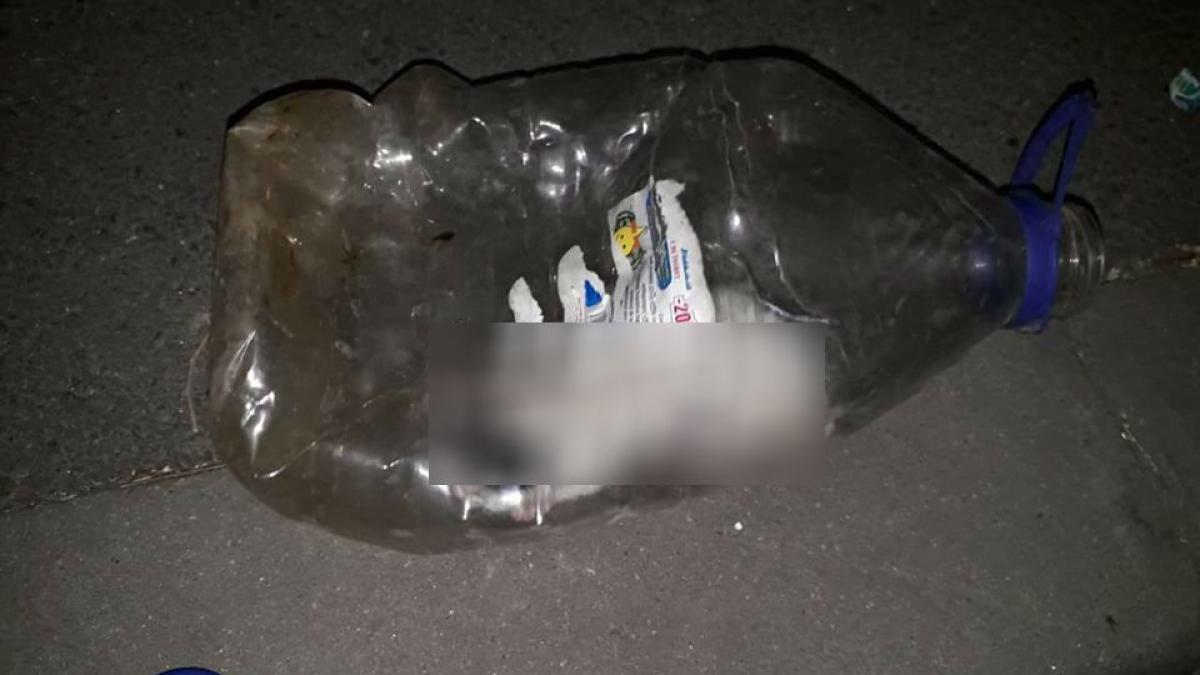 mariana a vazut o sticla de plastic pe jos dar era ceva tare bizar in ea cand a ajuns mai aproape