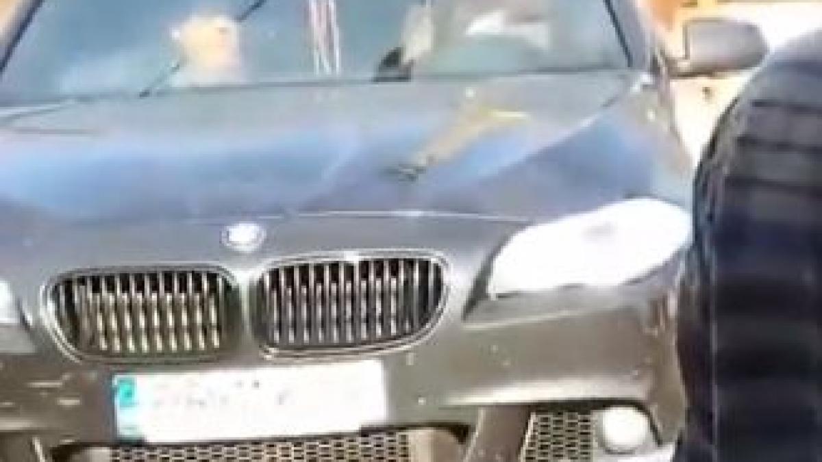 un minor din braila surprins conducand masina tatalui sau de abia ajunge la pedale se si vede cum