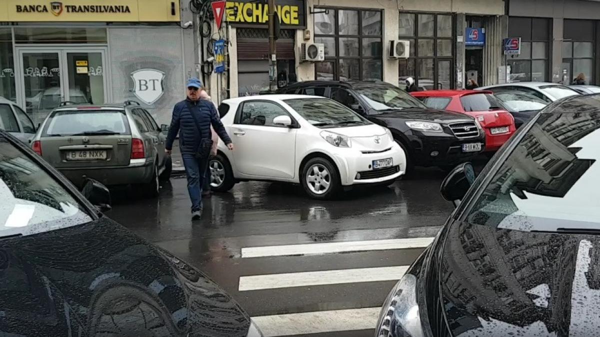 camelia era in aceata dimineata in centrul bucurestiului si voia sa treaca strada trei umbrele au