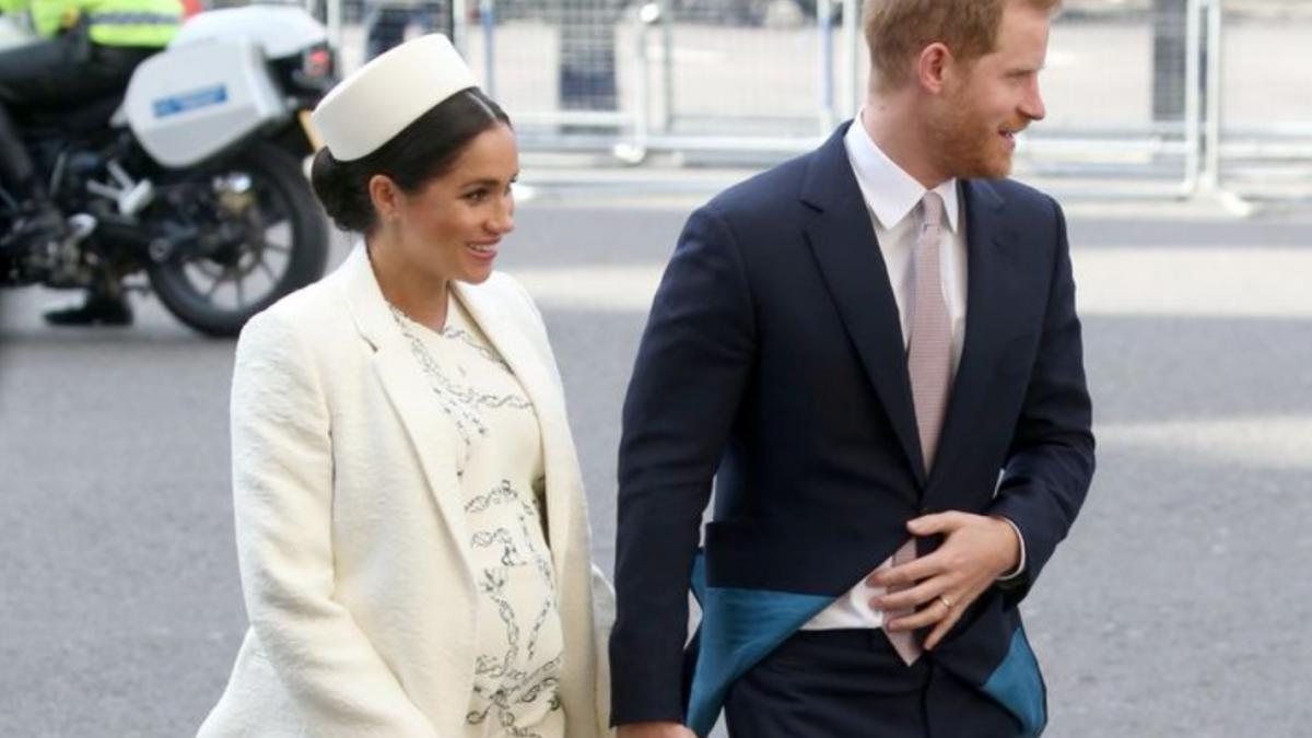 meghan markle criticata din nou a schimbat tinute de 18 000 de lire sterline in aceeasi zi