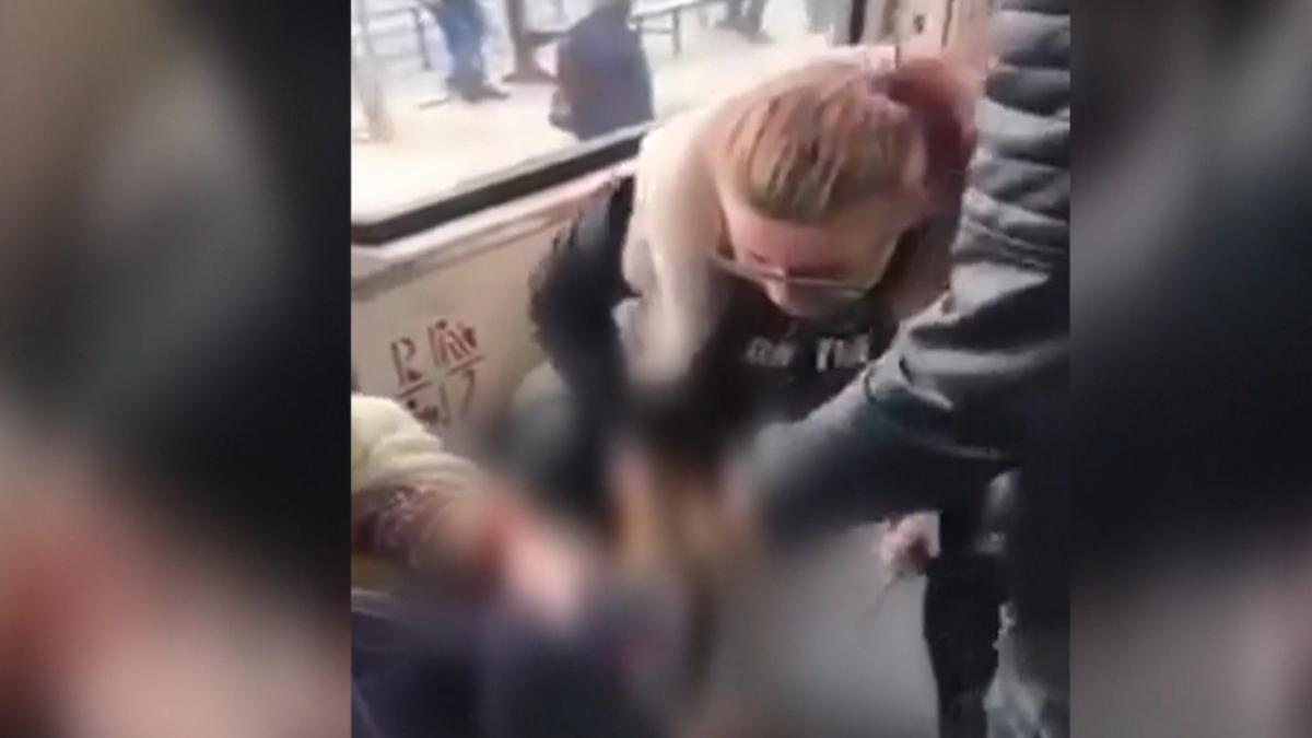 se aflau intr un tramvai din bucuresti cand au avut parte de o scena socanta doi indragostiti au