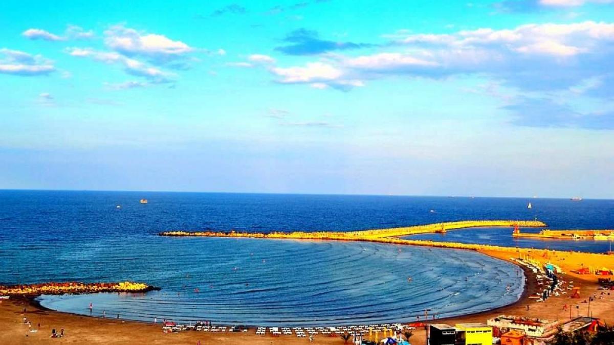 se plimba linistit pe plaja modern din constanta cand deodata a vazut ceva ciudat a pus mana pe