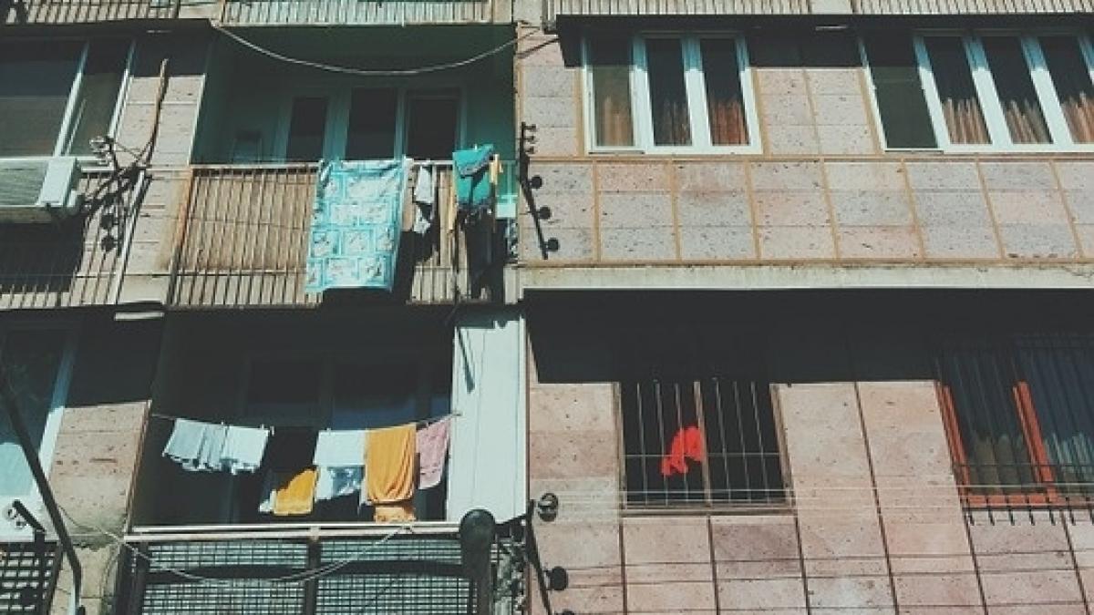 a intrat in scara blocului si a auzit un zgomot bizar cand s a uitat mai bine pe jos l a vazut