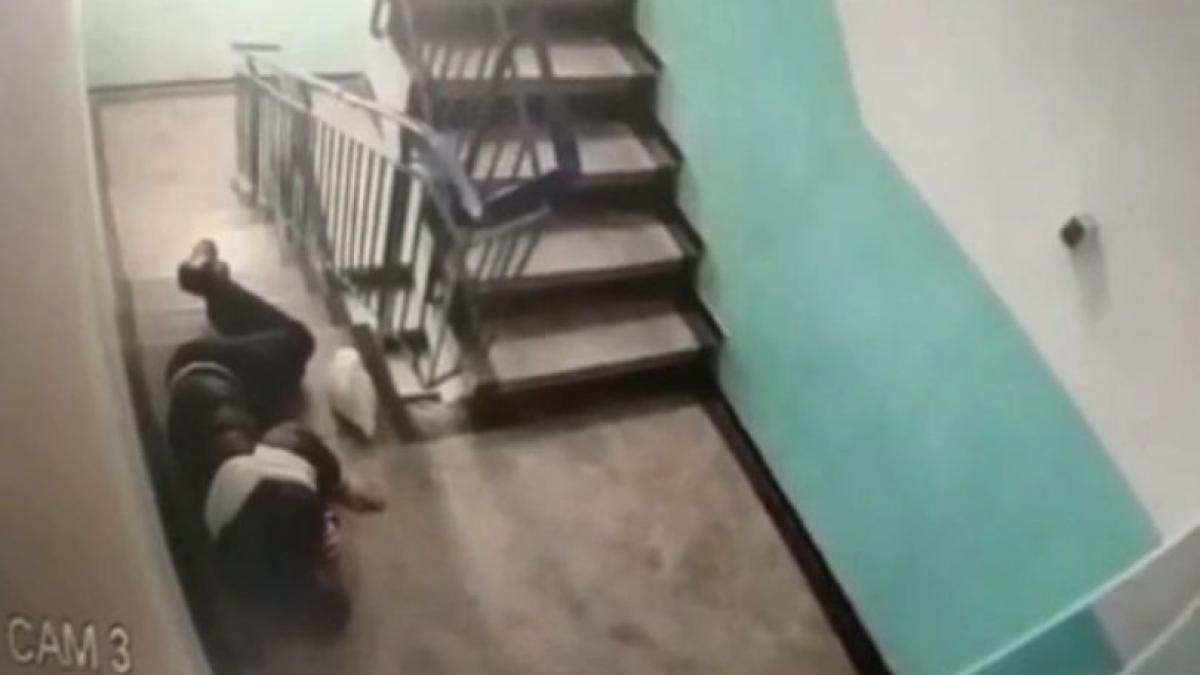 barbatul din iasi a anuntat la politie ca a fost jefuit in scara blocului cand au vizionat camerele