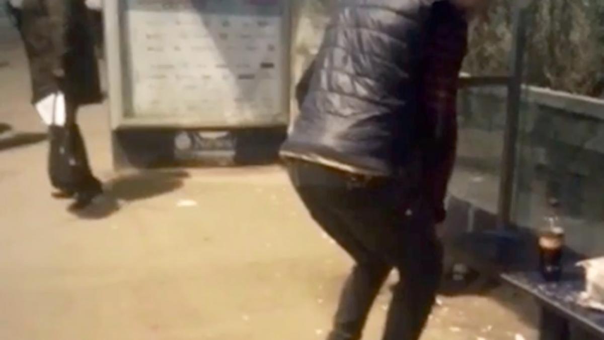 imagini socante surprinse intr o statie de autobuz din timisoara a observat un barbat care se