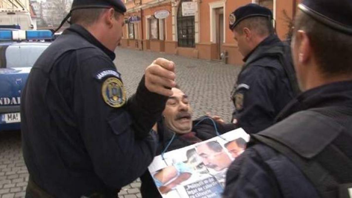 un barbat a amenintat ca isi da foc in fata unui tribunal din timisoara