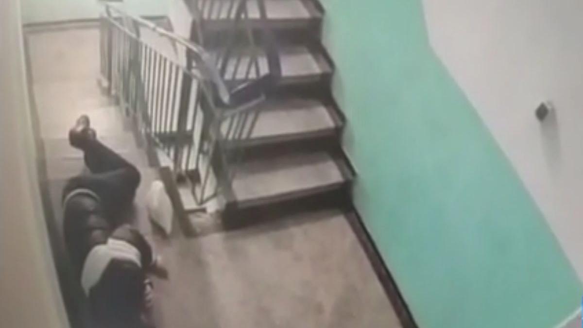 un barbat din iasi cercetat de politisti dupa ce a inscenat ca a fost talharit in scara blocului