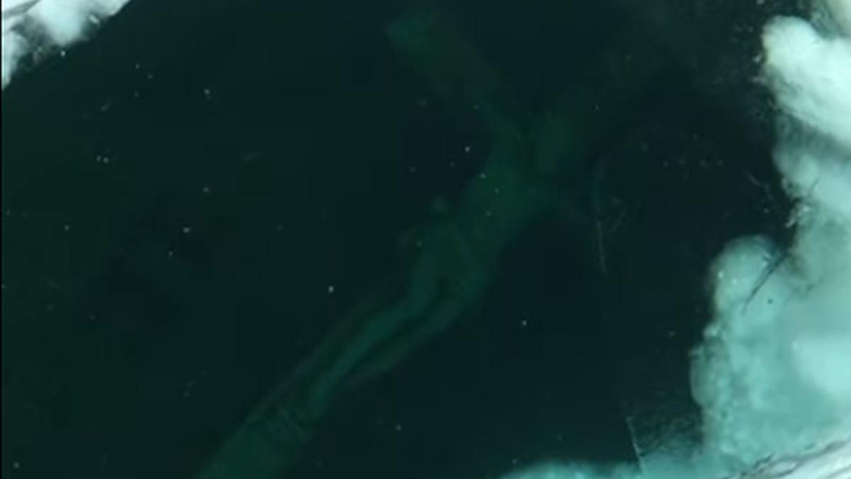 o cruce uriasa a aparut in apele unui lac credinciosii au venit cu miile sa vada minunea video