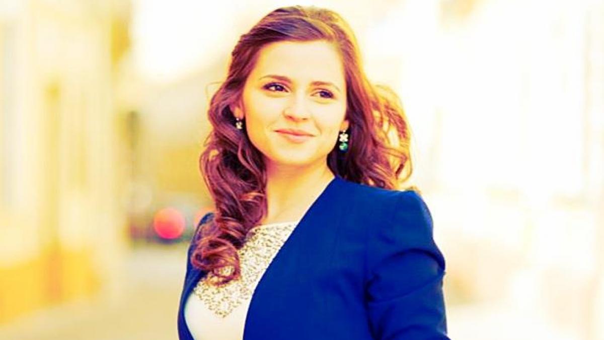 andra este o invatatoare din timisoara miercuri la o festivitate a urcat pe un podium de fata cu