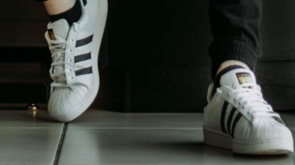 chinezarii de zeci de mii de euro mii de adidasi contrafacuti confiscati de inspectorii vamali din