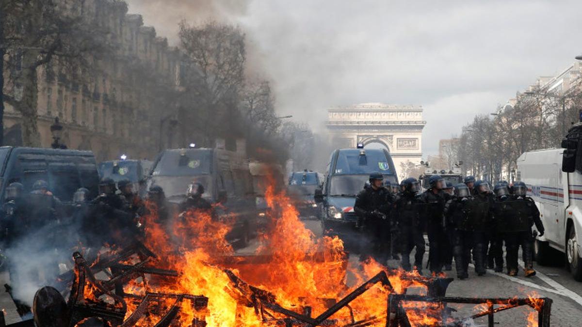 violente pe bulevardul champs elysees din paris fortele de ordine au facut uz de gaze lacrimogene