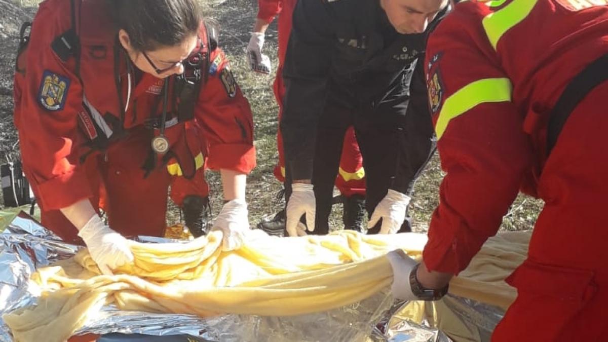 Bătrân de 81 de ani, găsit inconștient în timpul unei intervenții a pompierilor la un incendiu de vegetație