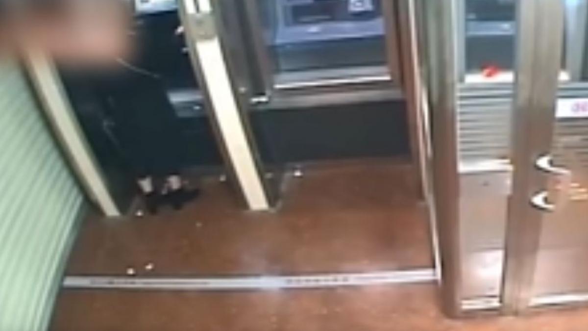 hotul a pandit o pe femeie in timp ce isi scotea banii de la bancomat este uluitor ce a urmat nu te