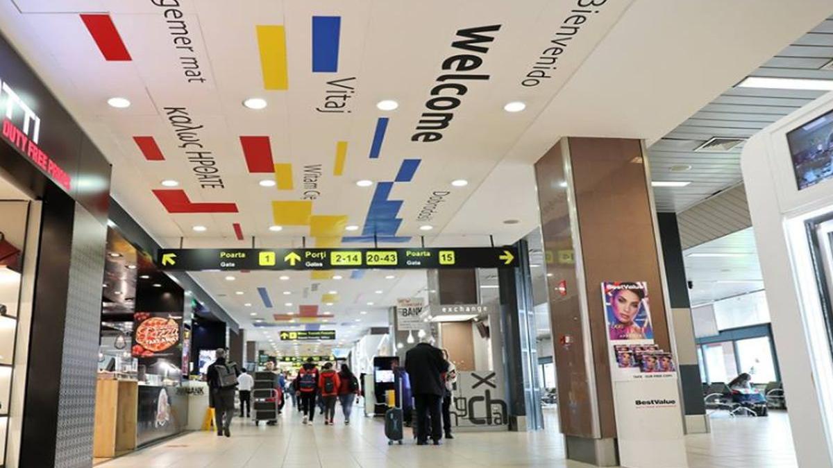 aeroportul otopeni mesajul bine ati venit tradus in mai multe limbi dar pus pe tavanul din zona