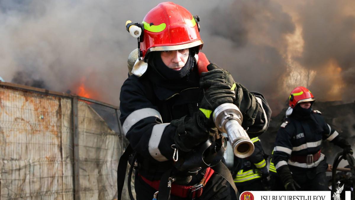 incendiu puternic in apropiere de bucuresti o hala uriasa a fost cuprinsa de flacari zeci de