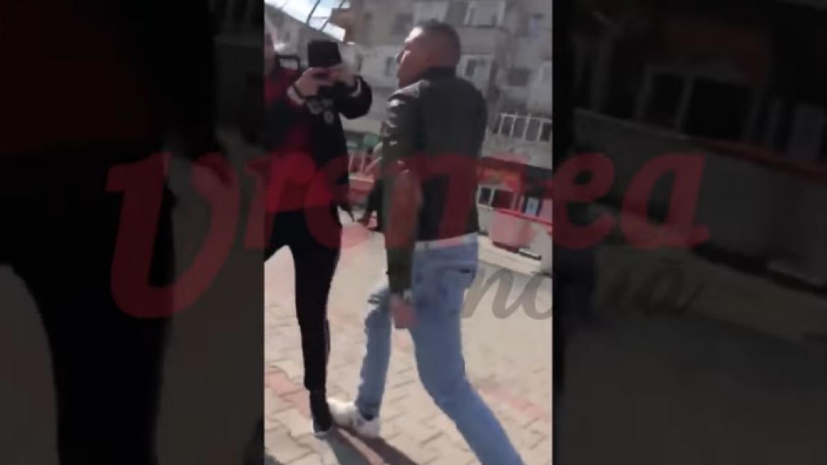 petrica si lacramioara au inceput sa vorbeasca pe facebook in urma cu ceva timp petrica a vrut ceva