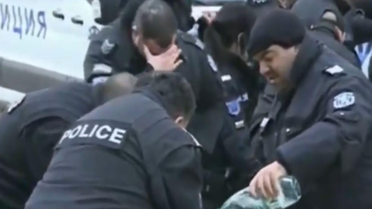politistii din bulgaria si au dat singuri cu gaze lacrimogene din cauza vantului video