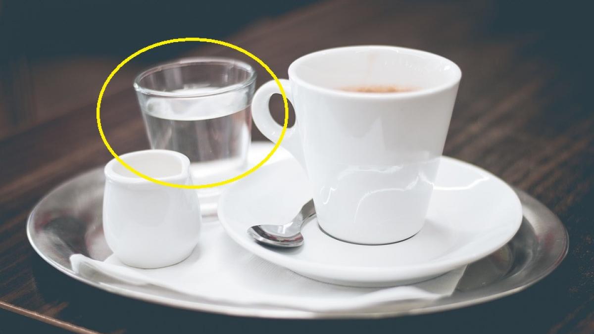 de ce cafeaua se serveste in turcia cu un pahar cu apa