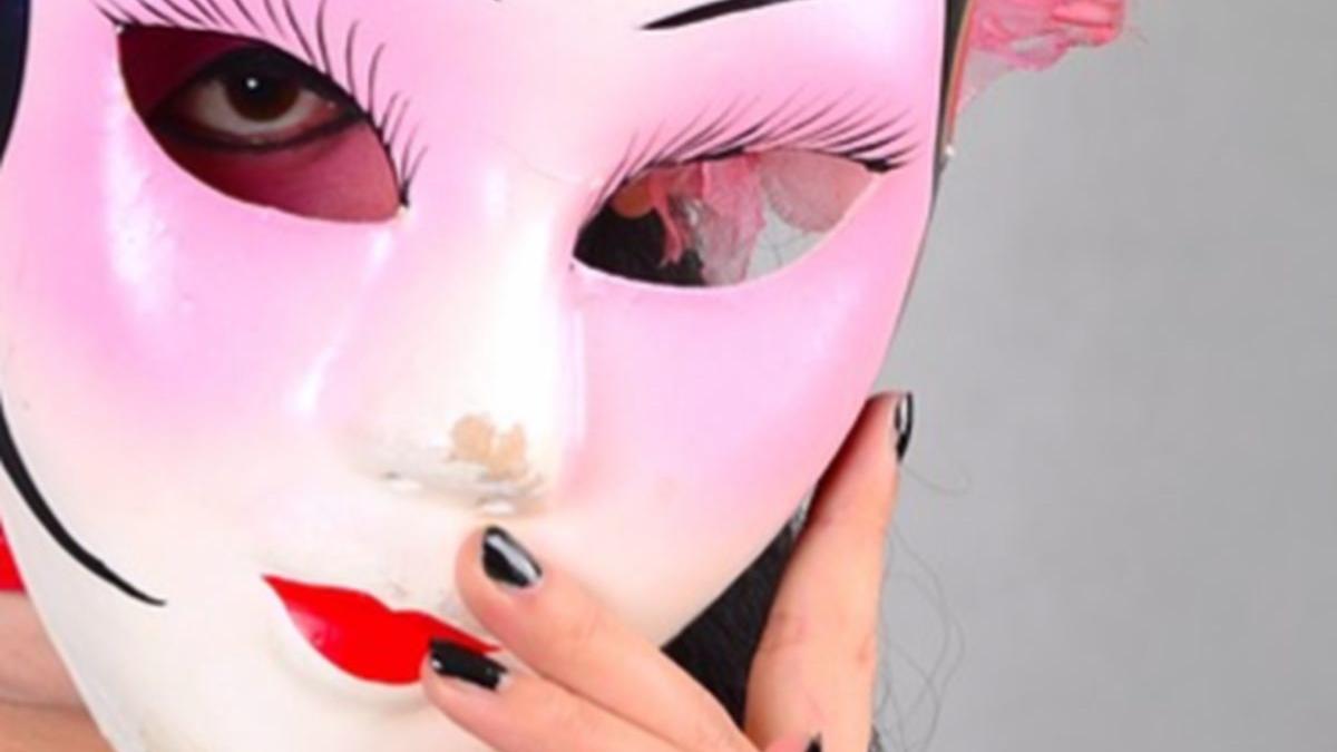 o tanara nu a fost lasata sa intre la metrou din cauza machiajului cum arata