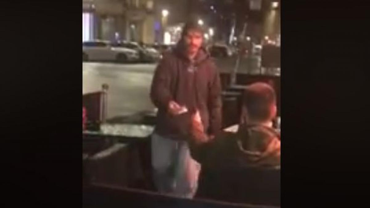 i a dat unui om al strazii cardul sau si codul pin e incredibil cum a reactionat acesta cand a