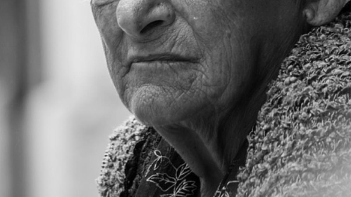 o batrana superstitioasa se imbolnavi grav asa ca cei din casa o indemnau sa se impartaseasca