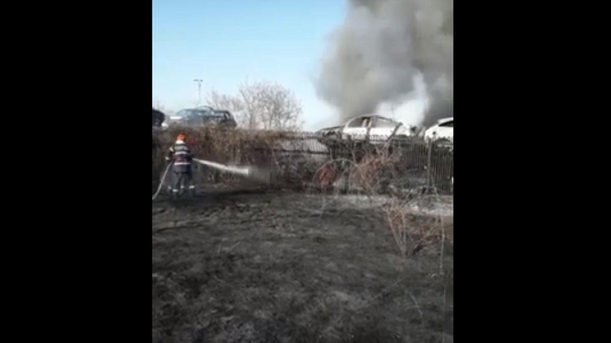 parc de dezmembrari auto din prahova cuprins de flacari mai multe masini au fost afectate video