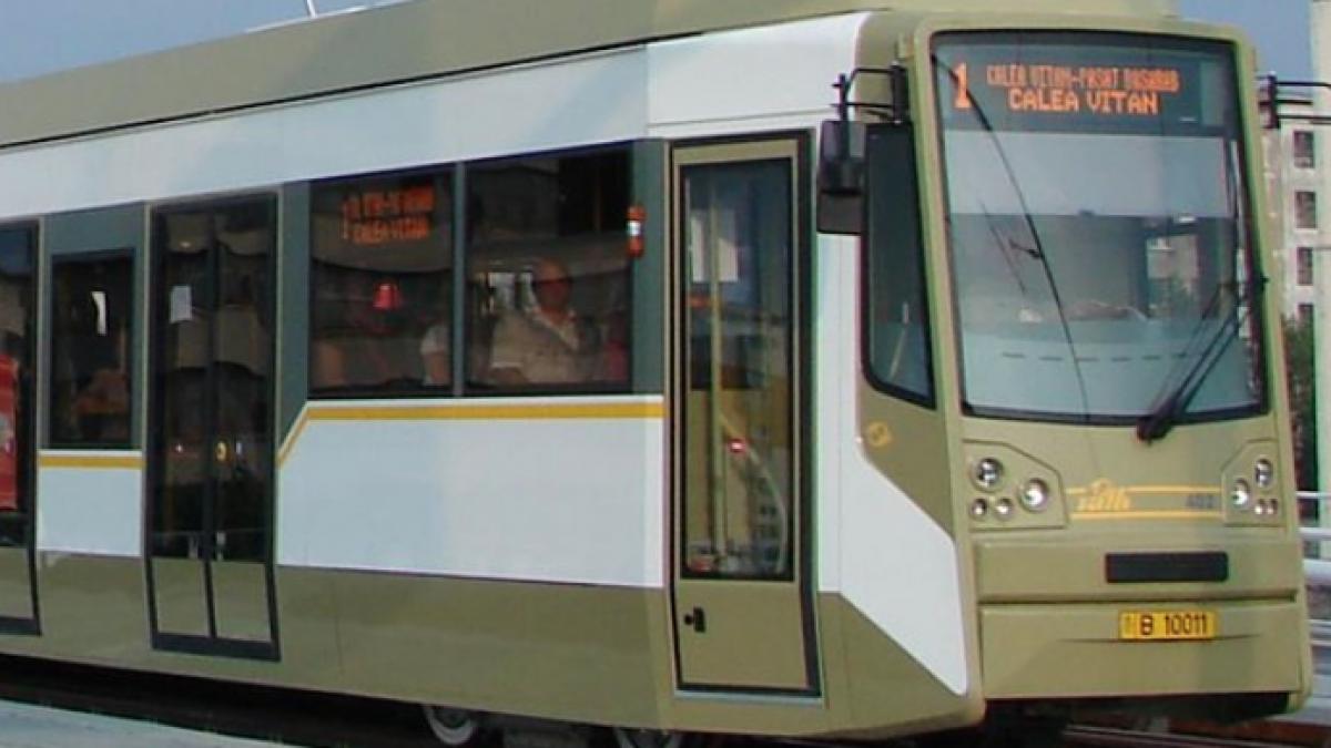 accident grav in capitala o masina s a ciocnit cu un tramvai traficul este blocat