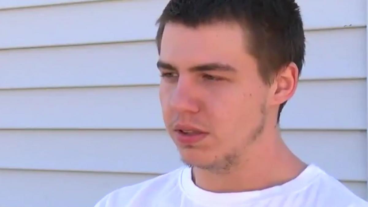 barbatul a intrat in camera si a incremenit adolescentul de 17 ani era pe jumatate dezbracat si