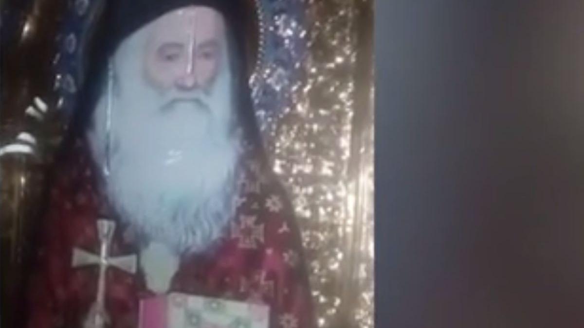 icoana parintelui iustin parvu plange cu lacrimi de mir