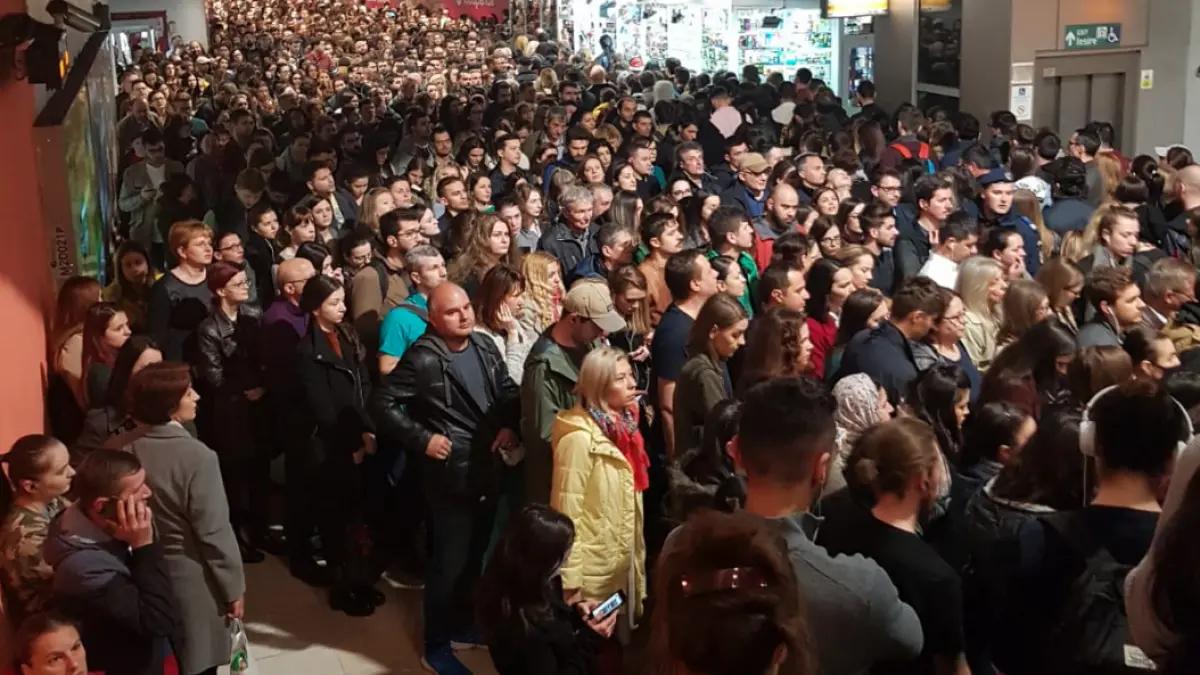 haos la metrou marti dimineata probleme mari pe m2 unei persoane i s a facut rau pe peron