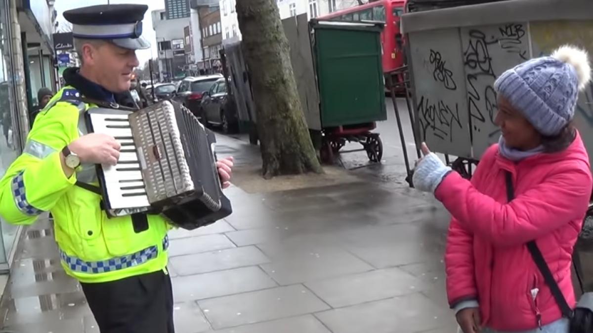video un politist britanic a facut schimb de locuri cu o cersetoare din romania ce a urmat
