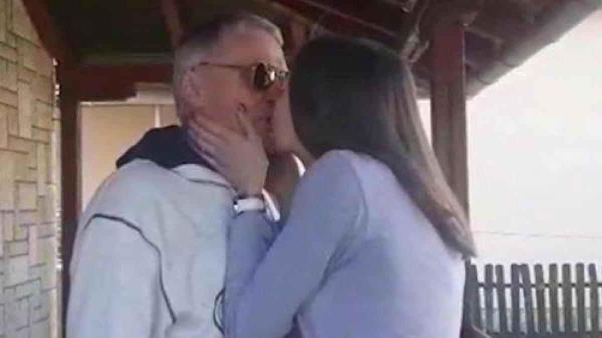 are 21 de ani si traieste o poveste de iubire nebuna cu un batranel de 74 de ani niciodata nu a