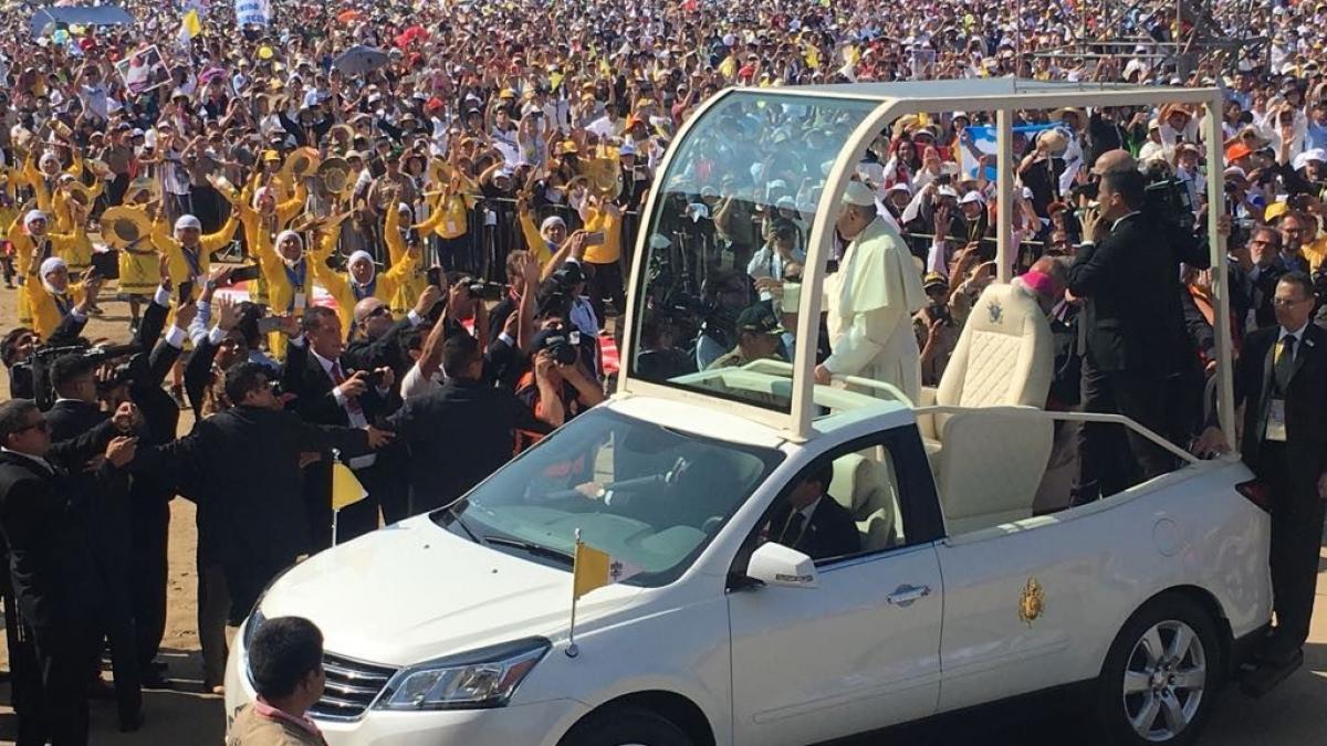 vizita papei francisc sfantul parinte va folosi un papamobil fabricat in romania