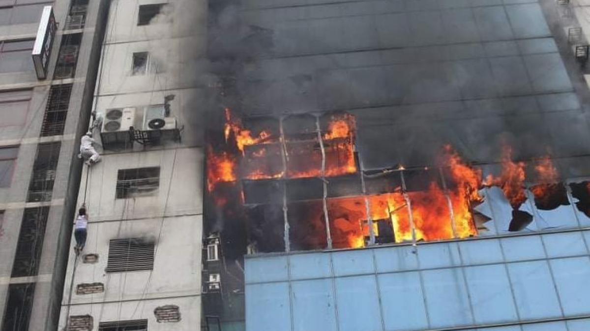 incendiu violent la o cladire din capitala statului bangladesh oamenii sar de la etaj pentru a se