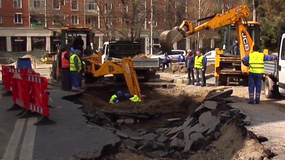 fenomen ciudat in centrul galatiului un crater de aproximativ 20 de metri a aparut brusc totul ar