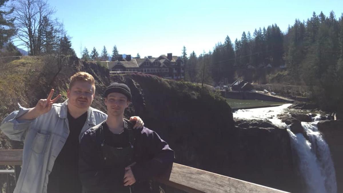 membrii trupei britanice her s si managerul lor au murit intr un accident in california