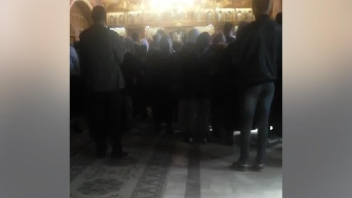 momentul in care un preot calugar si ar ameninta cu bataia credinciosii si il injura pe iohannis