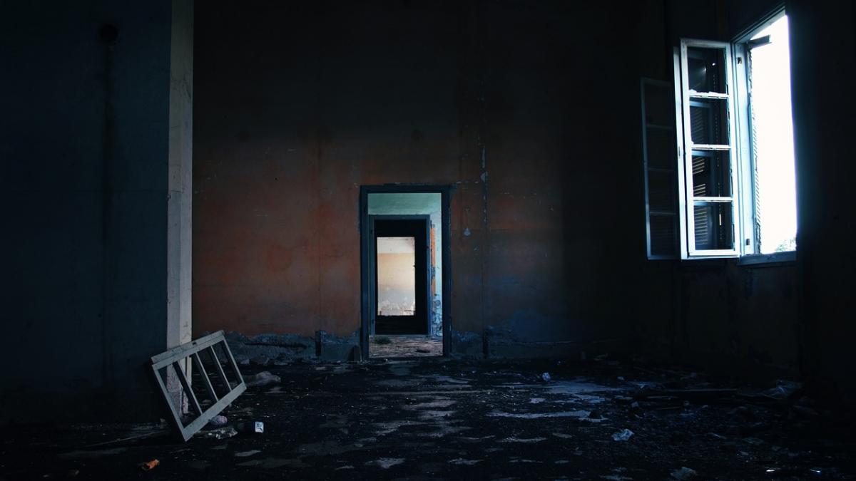 oamenii au intrat intr un beci surpat al unui fost han din buhusi au pus imediat mana pe telefon si