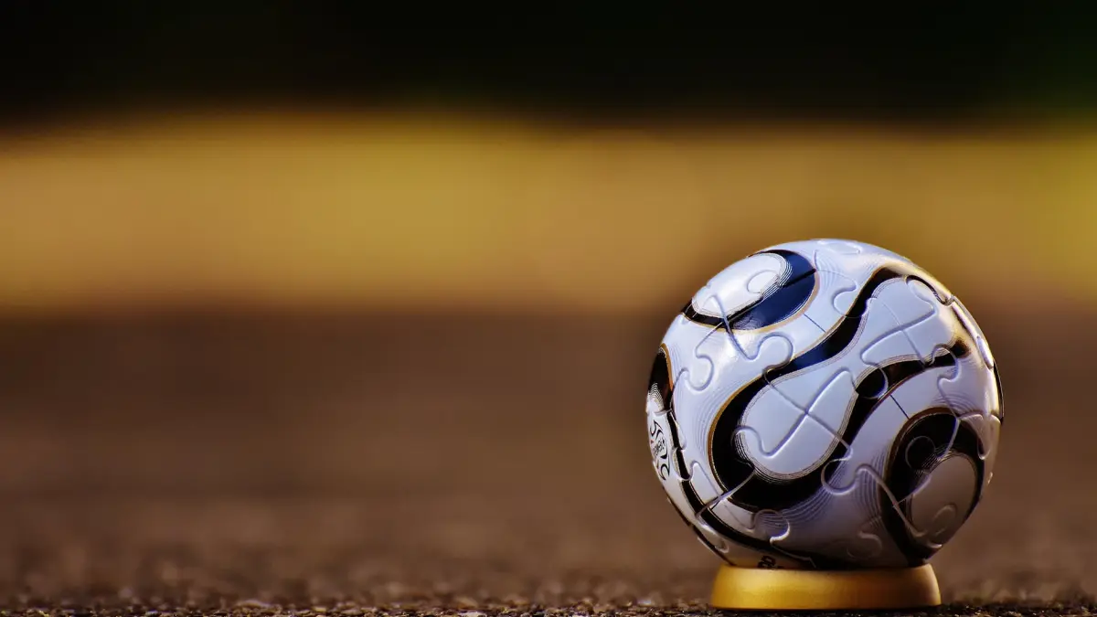 a incercat sa si recupereze mingea de fotbal ce i s a intamplat unui baiat de sapte ani e ingrozitor