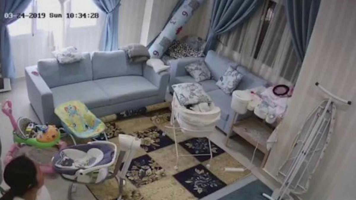 a salvat un bebelus cu doar cateva secunde inainte ca tavanul sa se prabuseasca peste el imagini