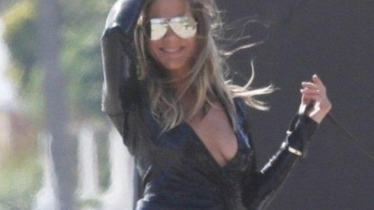 ce bine arata jennifer aniston la 50 de ani a realizat o sedinta foto pe plaja