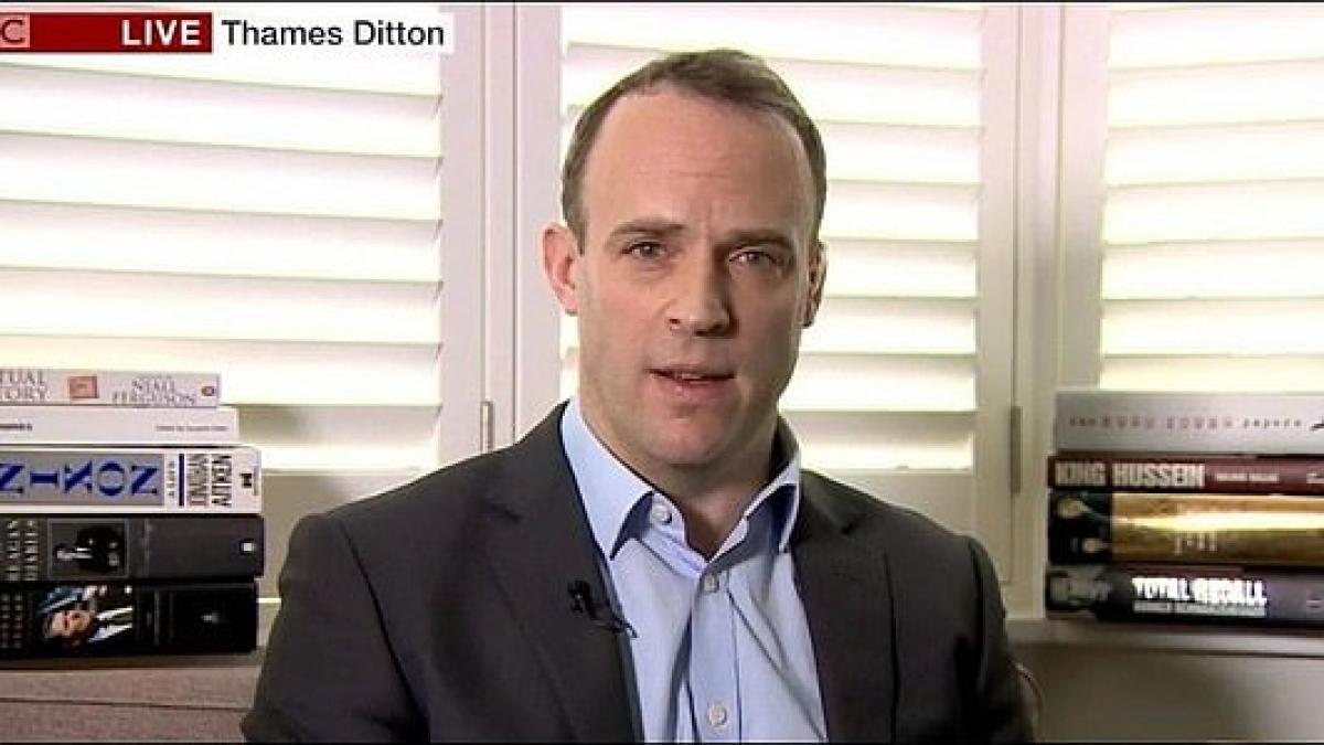 dadea un interviu la televizor cand telespecatorii au vazut ceva ciudat in spatele lui cand au